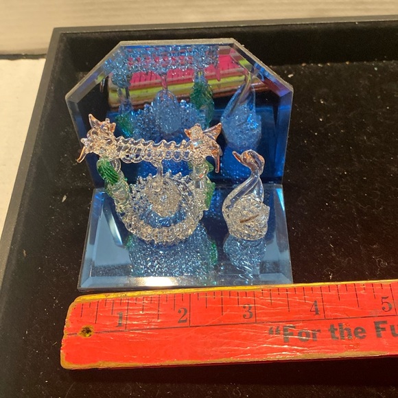 NIB Spun Wishing Well w/Removable Bucket and Swan on Mirror Base - Picture 3 of 7